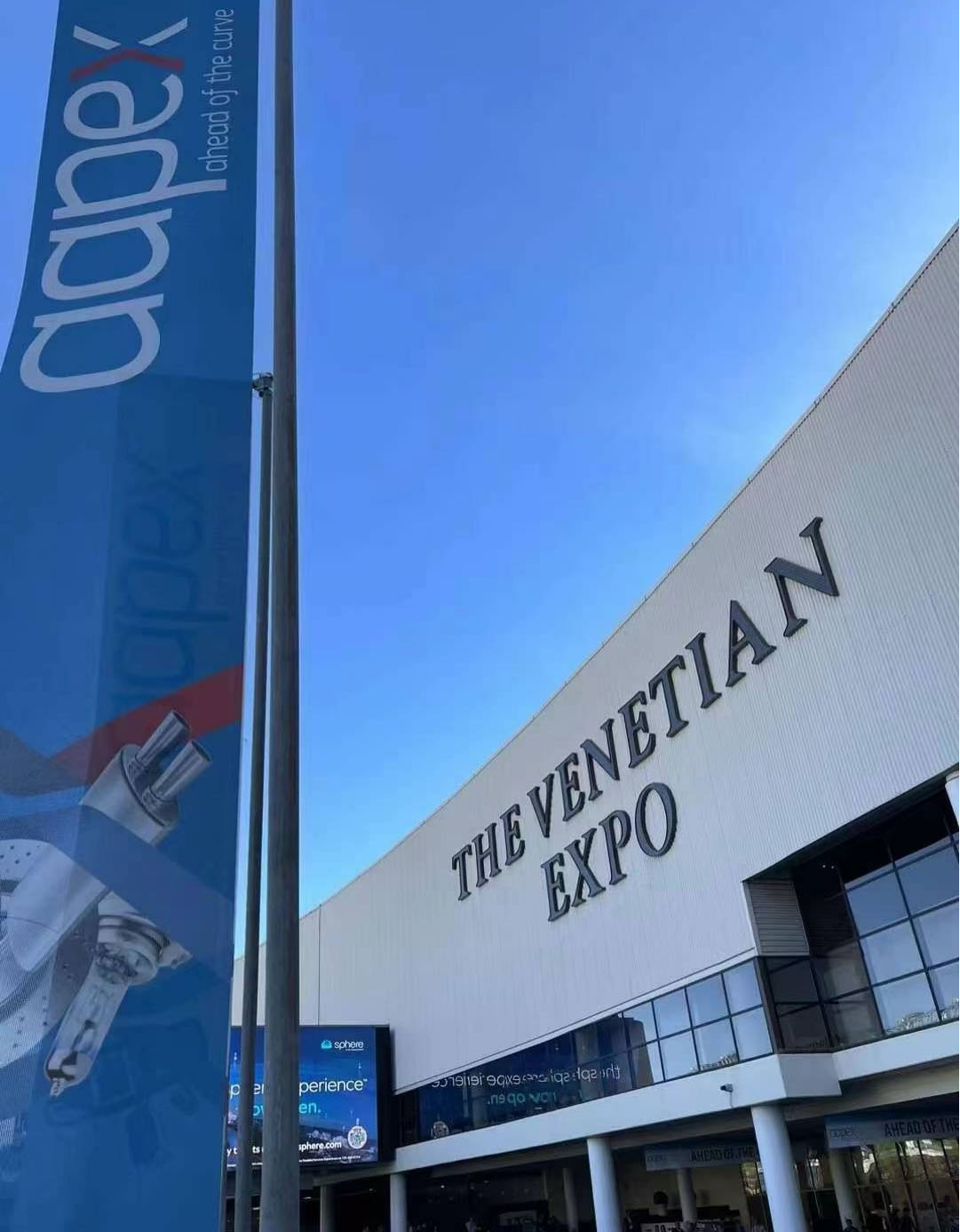 AAPEX 2023 LAS VEGAS တွင် LUXFIGHTER CAR LED ရှေ့မီးကို ပြသနေသည်